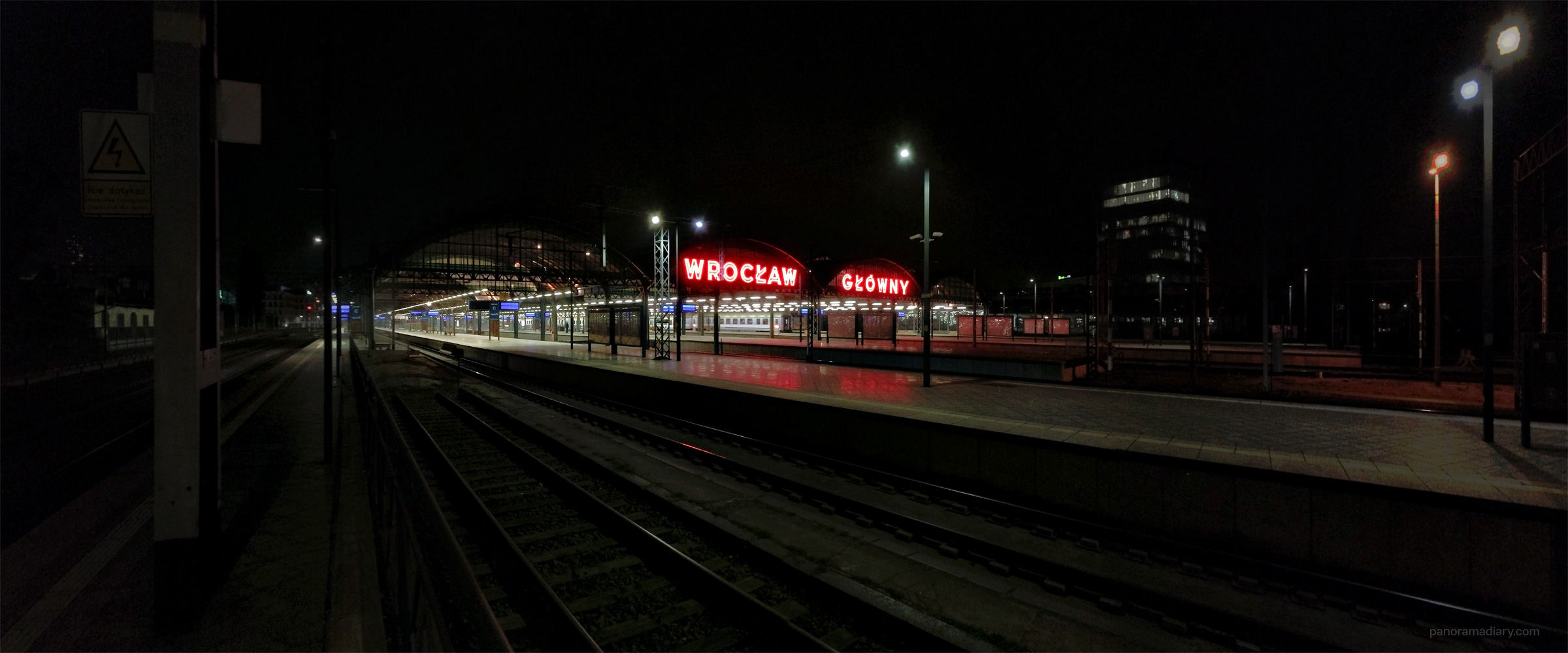 Wrocław Główny train station by night | PANORAMA DIARY