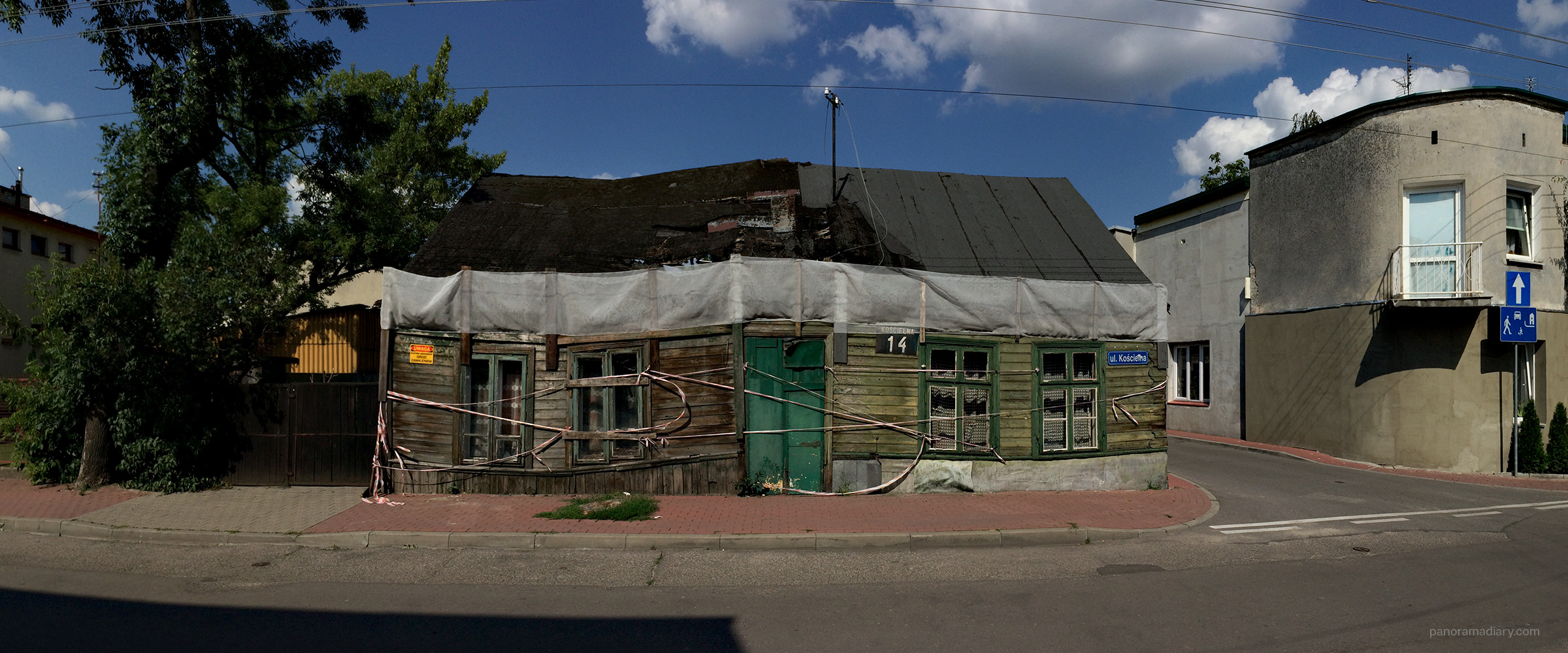 Old bent house in Karczew | PANORAMA DIARY