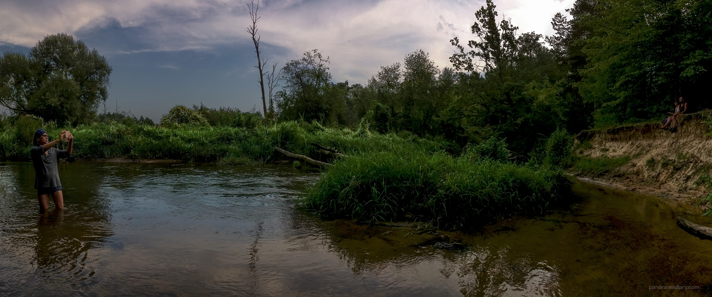 Taking picture from the Rawka river | PANORAMA DIARY